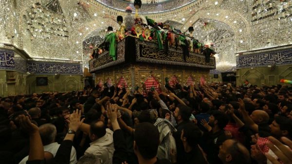 Iraqi Shias pray inside the Imam Abbas shrine in commemoration of the tenth day of the mourning period of Muharram, which marks the day of Ashura, in the holy city of Karbala on October 11, 2016. (AFP/Mohammed Sawaf)
