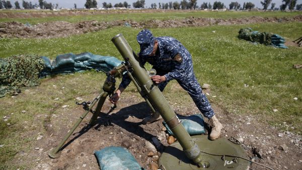 A member of the Iraqi forces adjusts a mortar on the edge of western Mosul, 4 April 2017. (AFP/Ahmad Gharabli)