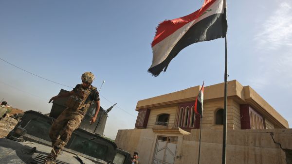 An Iraqi soldier steps off a vehicle in west Mosul, May 10 2017. (AFP/Ahmad al-Rubaye) 