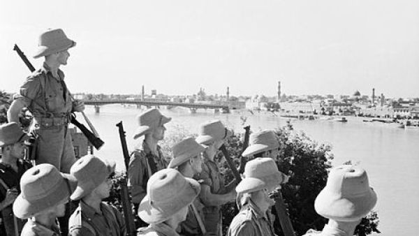 British troops look at Baghdad in 1941 (Wikimedia)