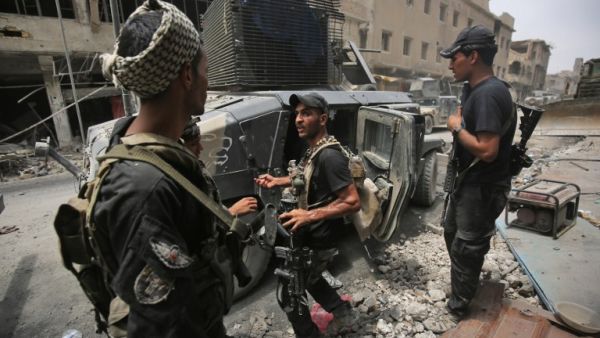 Iraqi Counter-Terrorism Service (CTS) advance in the old city of Mosul on July 7, 2017 (Ahmad Al-Rubaye/AFP)