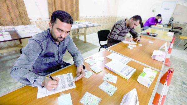 Iraqi electoral commission employees update voting registries for the May 2018 parliamentary elections. (AFP/ File Photo)