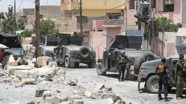 Iraqi Counter-Terrorism Services (CTS) advance in west Mosul's al-Saha neighbourhood on May 29, 2017 during their ongoing battle to retake the city from Islamic State (IS) group fighters. (Karim Sahib/AFP)