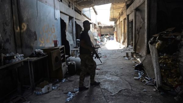 A member of Iraq's elite Counter-Terrorism Service patrols an alley during the advance towards the Old City of Mosul on June 19, 2017 as the ongoing offensive continues to retake the last district still held by Daesh fighters. (Mohamed El-Shahed/AFP)