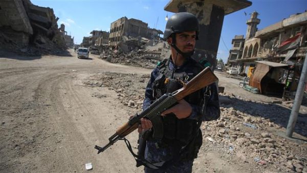An Iraqi policeman stands at a checkpoint in the Old City of Mosul on March 14, 2018, eight months after Iraqi government forces retook the city from the control of the Daesh terror group. (AFP/ File Photo)