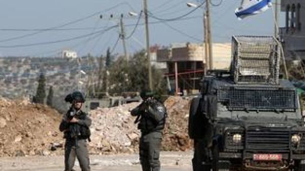 ينفذ جيش الاحتلال الإسرائيلي حملات اعتقال ليلية في الضفة الغربية