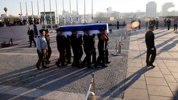 بيريز هو الشخصية الاخيرة من جيل مؤسسي ما يسمى بـ”دولة إسرائيل”