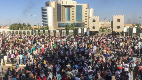  منظمو التظاهرات اختاروا تاريخ 6 نيسان/ أبريل للدعوة للاحتجاجات لإحياء ذكرى انتفاضة عام 1985 