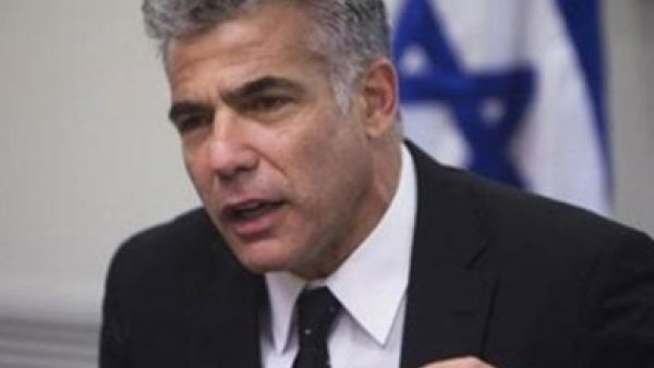 يائير لابيد وزير المالية الإسرائيلي وزعيم حزب “هناك مستقبل” (وسط)