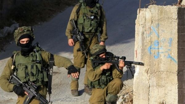Israeli soldiers raid West Bank city of Nablus and injures a Palestinian. (AFP/ File Photo)