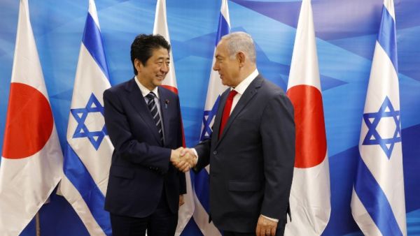 Israeli Prime Minister Benjamin Netanyahu (R) and his Japanese counterpart Shinzo Abe pose for a photo op at the prime minister's office in Jerusalem on May 2, 2018. (Abir Sultan / AFP)