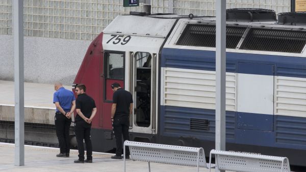 Israelis at a Tel Aviv train station stop and stand for a minute of silence to remember the Jewish victims of the Holocaust, April 24 2017. (AFP/Jack Guez)