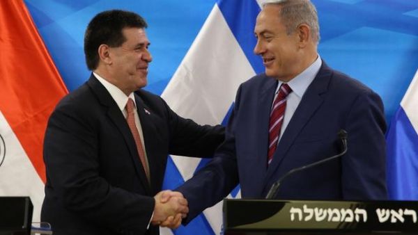 Israeli Prime Minister Benjamin Netanyahu (R) shakes hands with Paraguayan President Horacio Cartes. (AFP/ File Photo)