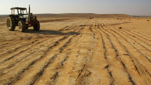 The uphill battle of growing food in the desert. A tractor stands abandoned in Israel's Negev desert. (Wikimedia Commons) The uphill battle of growing food in the desert. A tractor stands abandoned in Israel's Negev desert. (Wikimedia Commons)