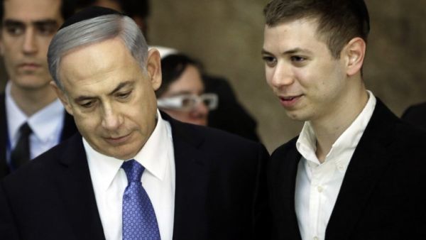 A picture taken on March 18, 2015 shows Israeli Prime Minister Benjamin Netanyahu (L) and his son Yair visiting the Wailing Wall in Jerusalem (Thomas Coex/AFP)