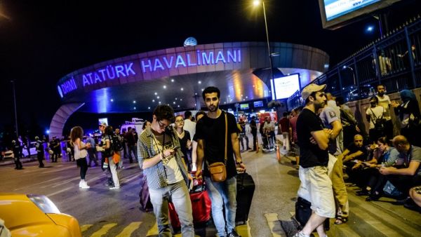 Passengers leave Ataturk airport in Istanbul on June 28, 2016 after three suicide bombers attacked. (AFP/Ozan Cose) Passengers leave Ataturk airport in Istanbul on June 28, 2016 after three suicide bombers attacked. (AFP/Ozan Cose)