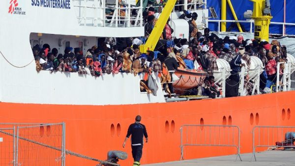 Would be immigrants wait to disembark in the port of Catania, on the island of Sicily on March 21, 2017 from the ship "Aquarius" following a rescue operation in the Mediterranean sea, where some 946 would be immigrants have been rescued. (AFP/Giovanni Isolino)