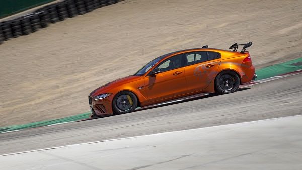 تُعدّ XE SV Project 8 سيارة سيدان فائقة الأداء وأقوى سيارة طريق تنتجها "جاكوار" حتى الآن. تُعدّ XE SV Project 8 سيارة سيدان فائقة الأداء وأقوى سيارة طريق تنتجها "جاكوار" حتى الآن.