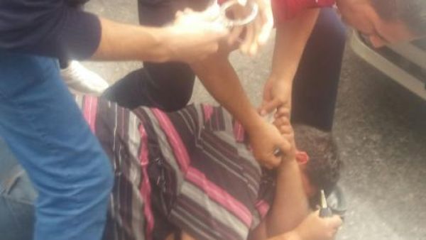  يسرق رجل بحث جنائي في الشارع العام