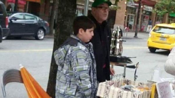 Mamoun al-Hamasi and his son selling coffee on the side of the road in Vancouver. (Twitter)
