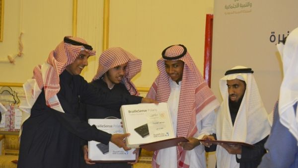 مجموعة من الدورات التدريبية للمكفوفين والكفيفات تهدف هذه الدورات لتأهيل وتدريب أكثر من 51 شاب وشابة من فئات المكفوفين على تطوير مهاراتهم وتلبية احتياجاتهم