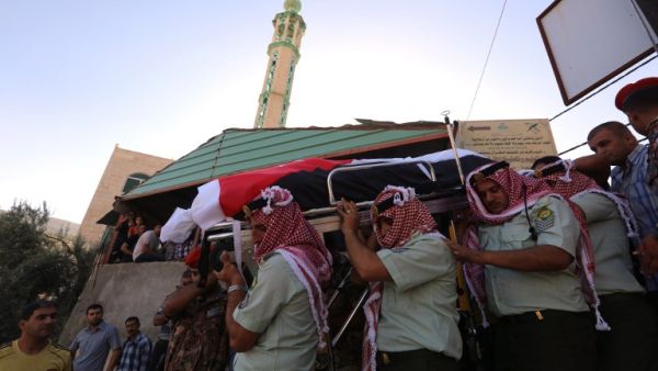 Jordanian soldiers carry the coffin of their comrade Belal Al-Zuhbi during his funeral near Jerash, on June 21, 2016, after he was killed alongside five other comrades in a suicide bomb attack on the border with Syria. (AFP/Stringer)