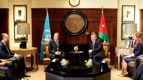 UN Secretary General Ban Ki-Moon (C-L) and World Bank President Jim Yong Kim (L) meet with Jordan's King Abdullah and Queen Rania (R) at the Royal Palace in Amman on March 27, 2016. (AFP/Khalil Mazraawi)