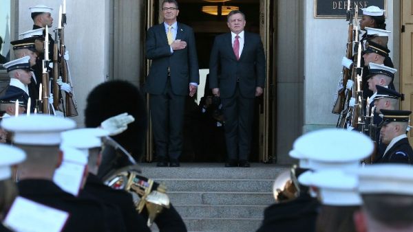 Jordan's King Abdullah II welcomed by US Secretary of Defense Ash Carter at the Pentagon January 11, 2016. (AFP/Getty/Mark Wilson) 