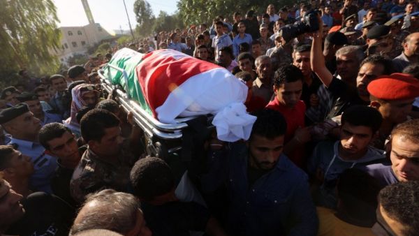 Jordanian soldiers carry the coffin of their comrade Belal Al-Zuhbi during his funeral in Nahleh village, near the city of Jerash north of Amman, on June 21, 2016, after he was killed alongside five other comrades in a suicide bomb attack on the border with Syria. (AFP/Stringer)