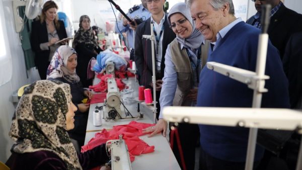 United Nations Secretary General Antonio Guterres (2nd R) talks with Syrian women during a visit to the Zaatari refugee camp which shelters some 80,000 Syrian refugees on the Jordanian border with war-ravaged Syria on March 28, 2017. (AFP/Thomas Coex)