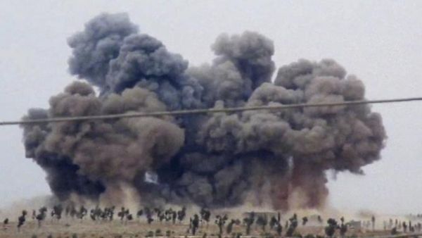 دخان يتصاعد اثر غارة روسية على منطقة قرب كفر نبيل في ادلب شمال سوريا
