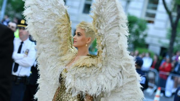 The 'Walking on Air' hitmaker wasn't able to travel in the limousines booked for guests because of the oversized angel wings she was rocking (Source: Angela WEISS - AFP)