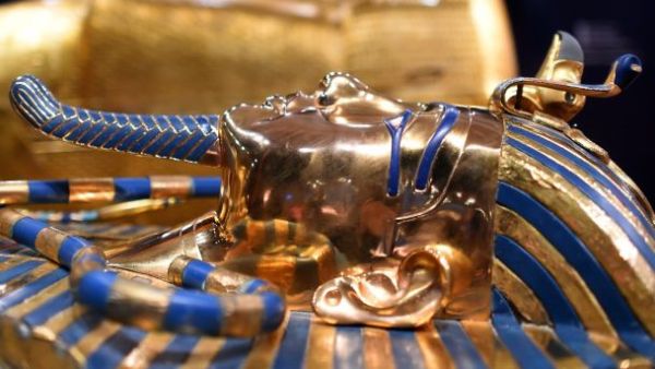 Replicas of King Tut at Premier Exhibitions Fifth Avenue in New York, November 23, 2015 (AFP)