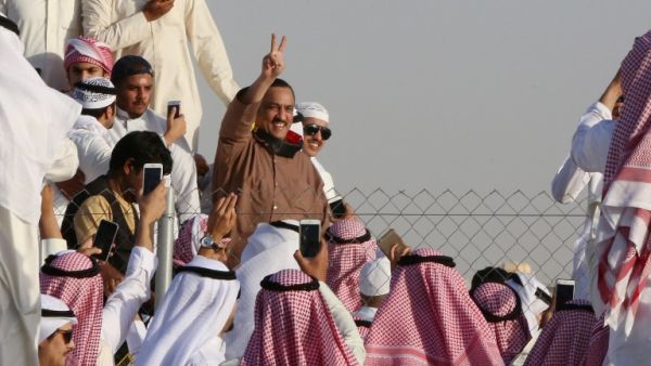 Supporters of Kuwaiti opposition leader Mussallam al-Barrak (C) celebrate his release from jail on April 21, 2017 in Kuwait City, after serving two years in prison for insulting the emir. (AFP/Yasser al-Zayyat)