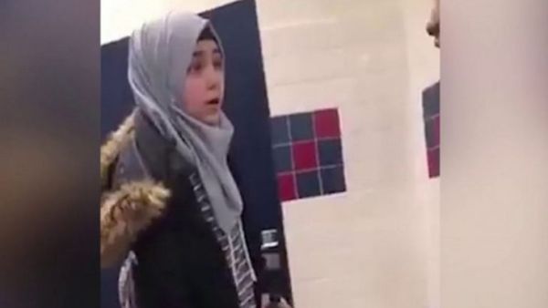 طالبة أمريكية تعتدي بالضرب على لاجئة سورية محجبة داخل مرحاض مدرسة