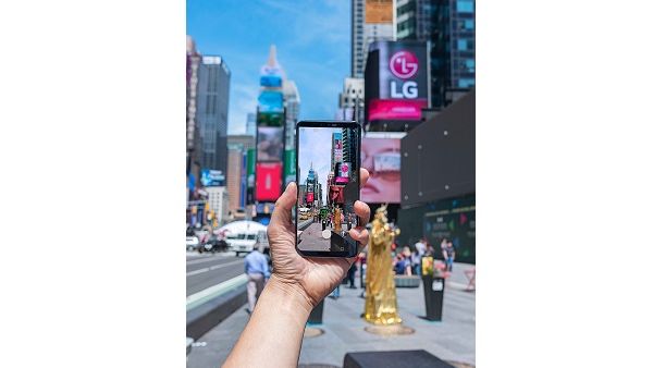 The LG G7 ThinQ+’s also features LG’s brilliant Super Bright Display technology. With a brightness of 1000nits. The LG G7 ThinQ+’s also features LG’s brilliant Super Bright Display technology. With a brightness of 1000nits.