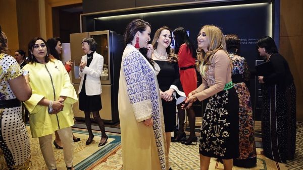 استقطبت تشكيلة «إل جي سيجنتشر» اهتمامًا خاصًا من المستهلكين الذين يبحثون عن أنماط حياة مميزة في أحدث لقاء جمع المشاركات في «رحلة التغيير» الذي استضافته هالة. استقطبت تشكيلة «إل جي سيجنتشر» اهتمامًا خاصًا من المستهلكين الذين يبحثون عن أنماط حياة مميزة في أحدث لقاء جمع المشاركات في «رحلة التغيير» الذي استضافته هالة.