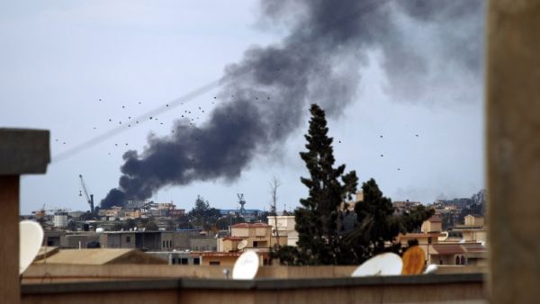 دخان يتصاعد من ميناء بنغازي/17-2-2015/أ.ف.ب