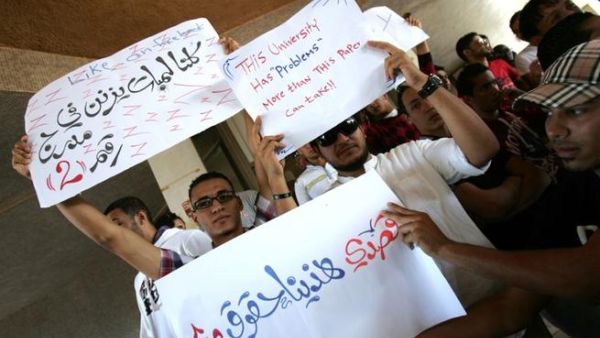 طلبة من جامعة بنغزي يحتجون على اوضاع الجامعة/أ.ف.ب