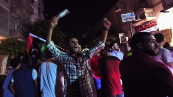 يتهم المتظاهرون الاسلاميين بالوقوف وراء اغتيالات استهدفت عشرات الضباط