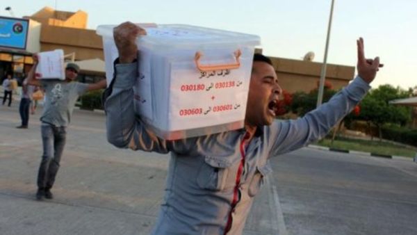 توزيع صناديق الاقتراع/أ.ف.ب