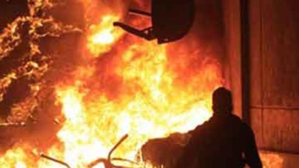 ضواحي مدينة تعز تشهد اشتباكات عنيفة ضواحي مدينة تعز تشهد اشتباكات عنيفة
