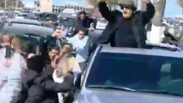 موكب يضم سيارات مصفحة يعبر الحدود من ليبيا للجزائر