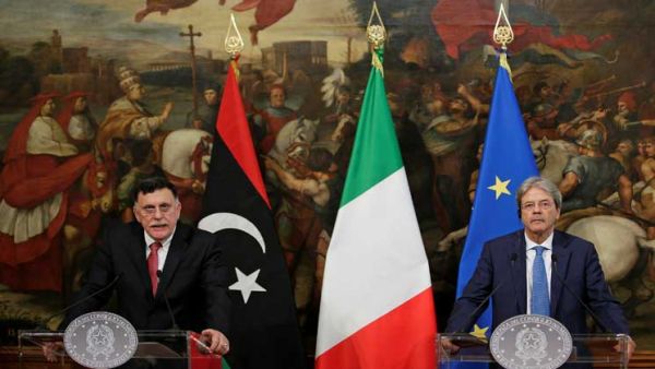 رئيس الوزراء الإيطالي باولو جنتيلوني ونظيره الليبي فائز السراج