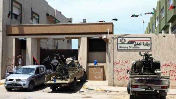 مسلحون يطوقون وزارة العدل الليبية في طرابلس العاصمة/أ.ف.ب