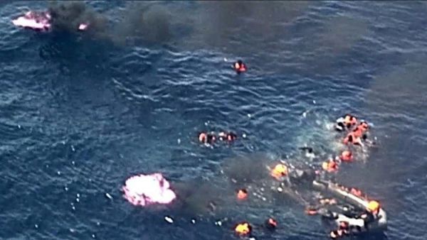  قارب مطاطي اندلعت فيه النيران في البحر قرب السواحل الإسبانية