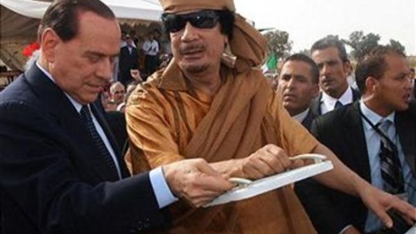 بيرلسكوني في زيارة سابقة لليبيا بيرلسكوني في زيارة سابقة لليبيا