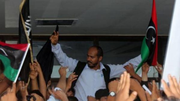 انصار الفيدرالية يتظاهرون امام مقر اللجنة النتخابية في بنغازي/أ.ف.ب