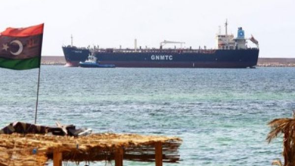 اقتياد ناقلة نفط تحمل العلم الروسي الى قاعدة طرابلس البحرية