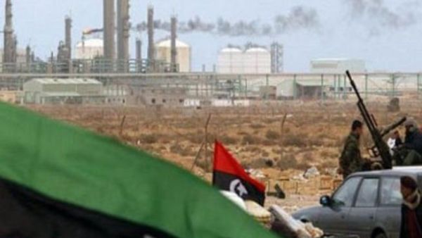 خليفة حفتر يقرر تسليم موانئ منطقة “الهلال النفطي” لمؤسسة النفط المنبثقة عن الحكومة المؤقتة (شرق)